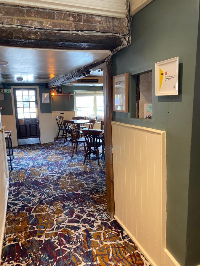 ホテル The Red Lion クリクレード エクステリア 写真